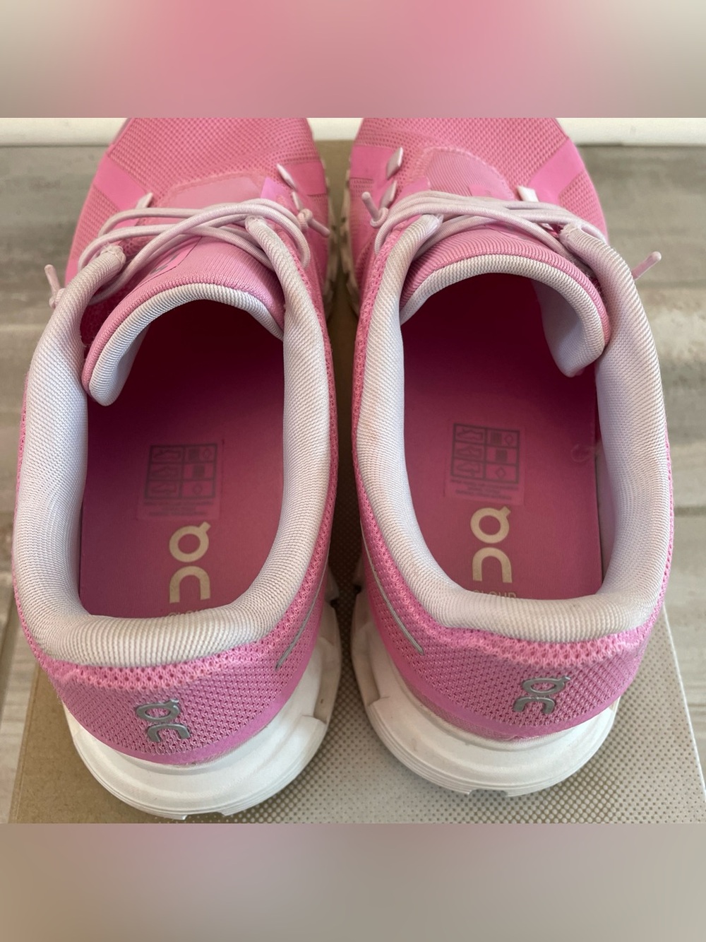 On Running Women's Cloud 6 Raspberry/White Women’s 8.5 Tennis Shoes - Picture 9 of 12